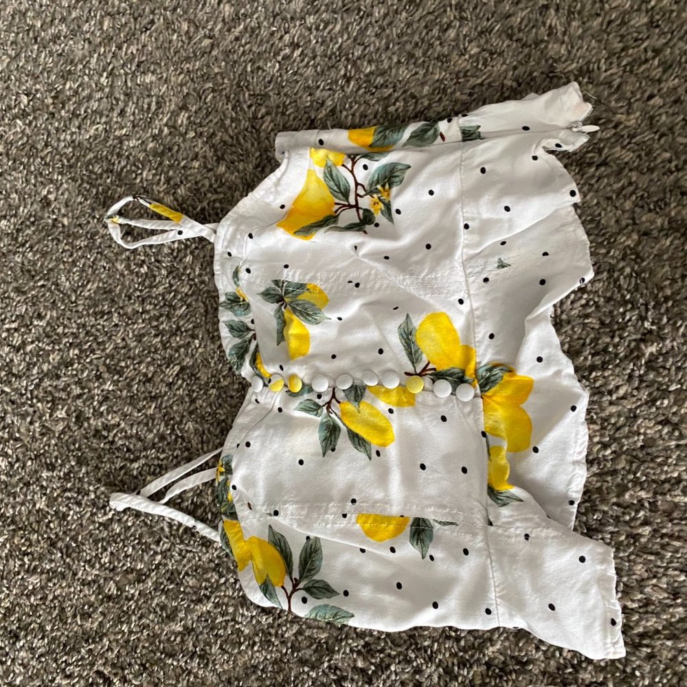 A small forever 21 lemon crop top.